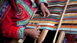 What are the key weaving techniques used in Odisha’s traditional dress