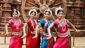 What materials are commonly used in Odisha’s traditional garments